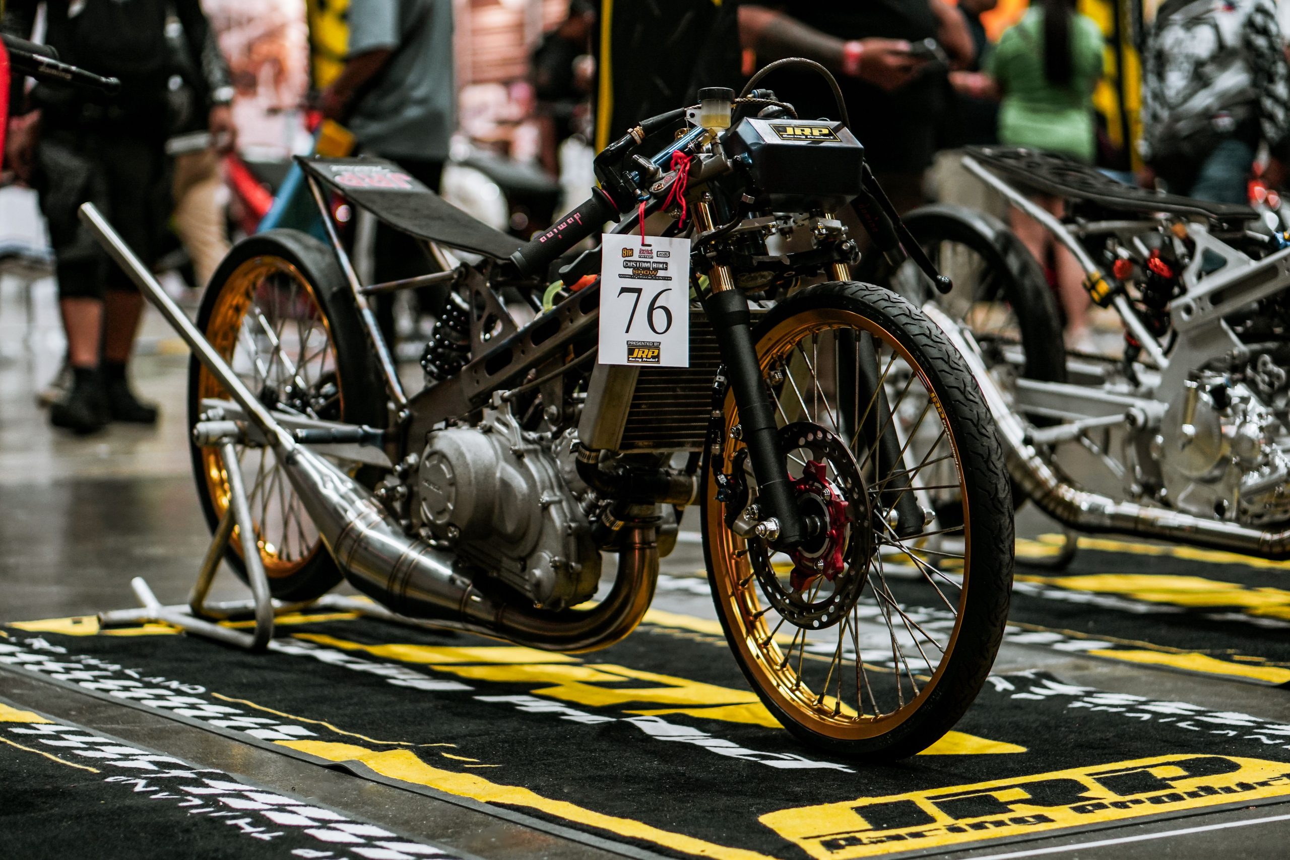 Moto boxer personnalisée exposée à un salon motocycliste