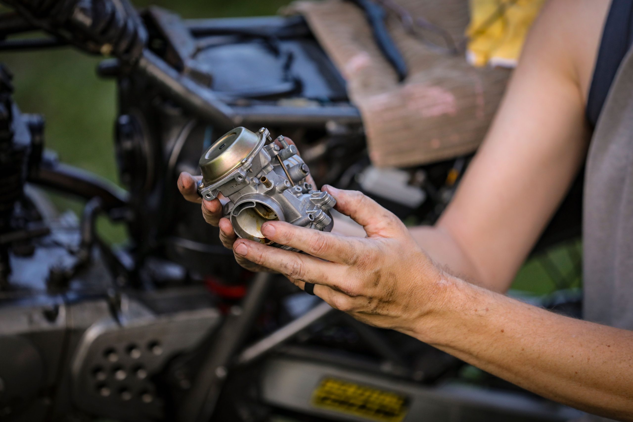 Mains tenant carburateur moto italienne