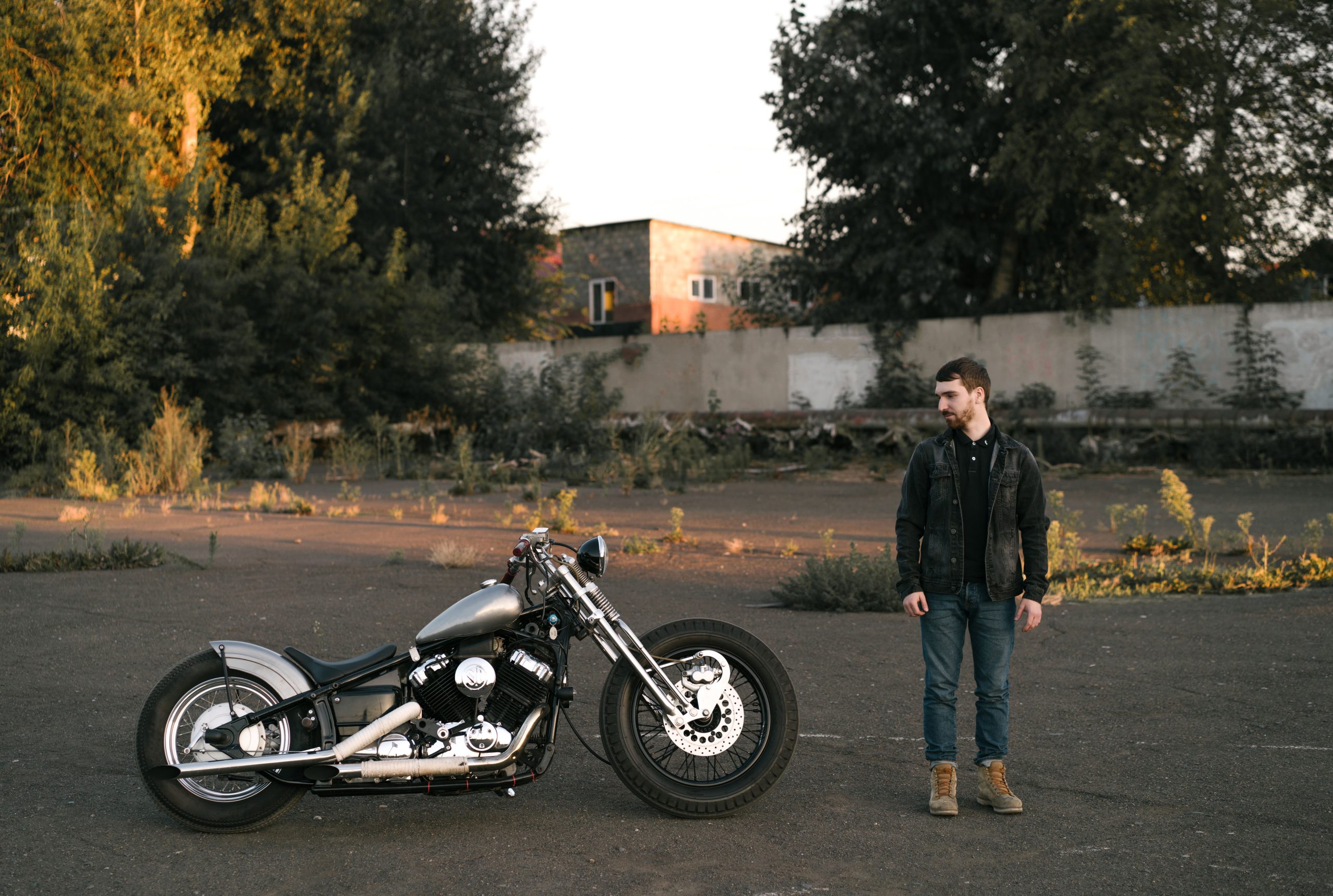 Homme posant avec sa moto boxer vintage personnalisée